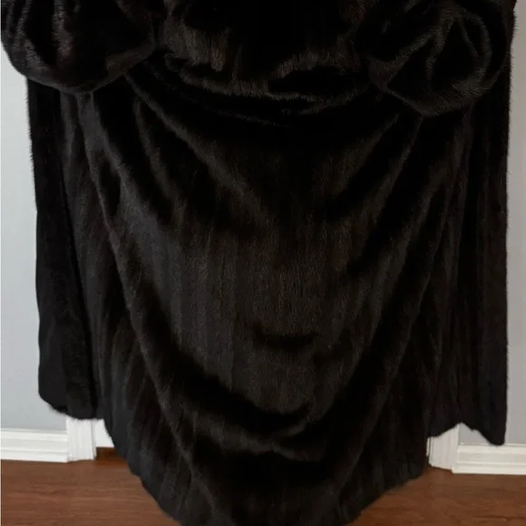 Full Length Mink Coat, “Like New” Only Worn a few Times from Macy’s Fur Vault - Picture 3 of 14